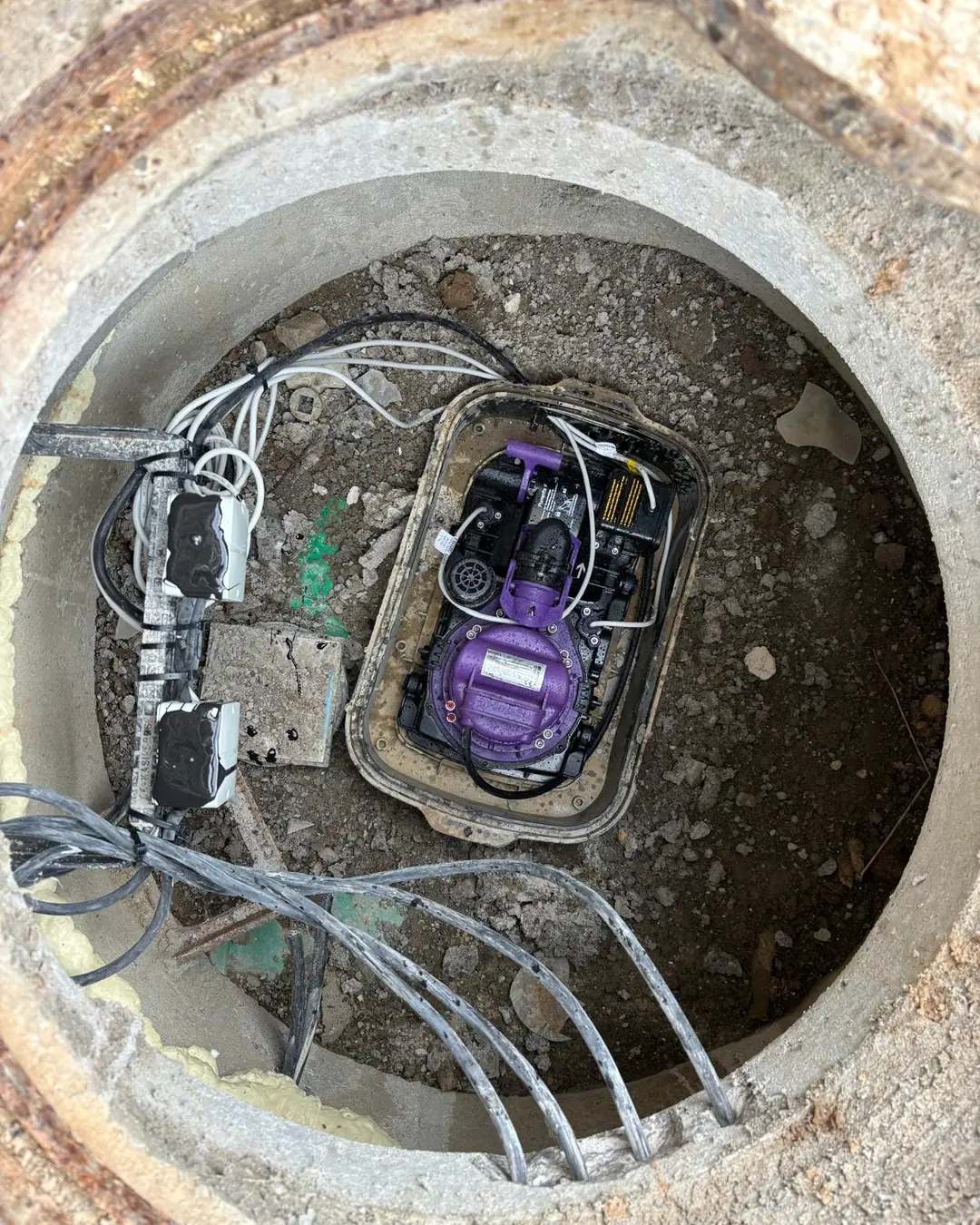 Neu eingebaute Kessel-Hybrid-Hebeanlage im Schacht